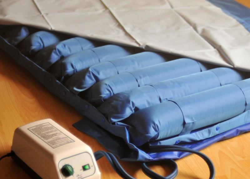 Противопролежневый матрас: разновидности, параметры выбора, особенности