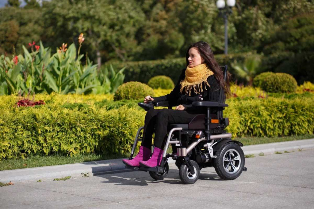 Необходимо ли наличие прогулочной и домашней инвалидных колясок